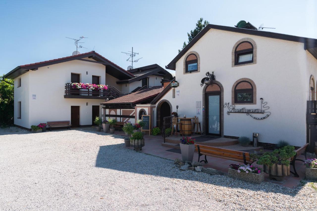 Restaurace A Penzion U Doubku Břeclav المظهر الخارجي الصورة