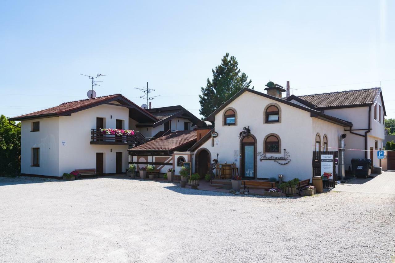 Restaurace A Penzion U Doubku Břeclav المظهر الخارجي الصورة