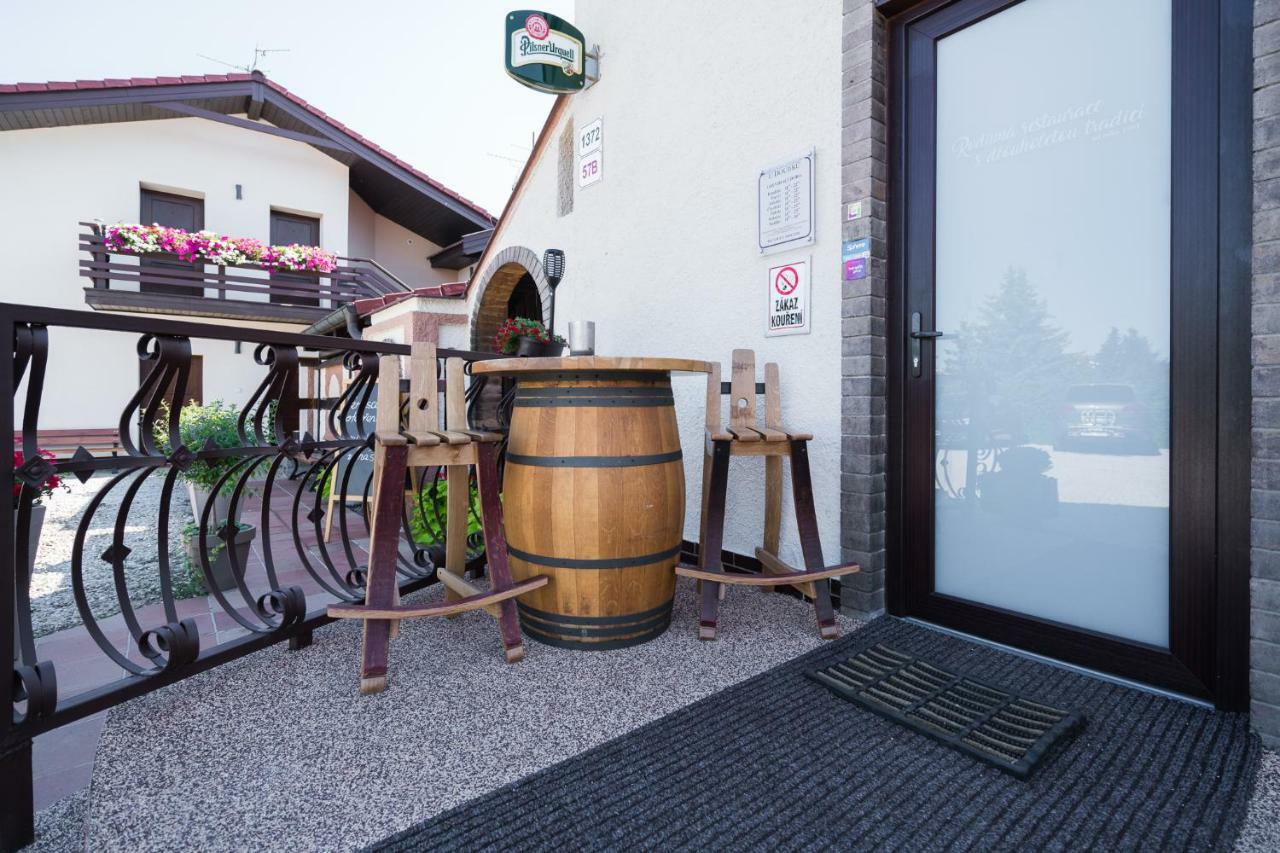Restaurace A Penzion U Doubku Břeclav المظهر الخارجي الصورة